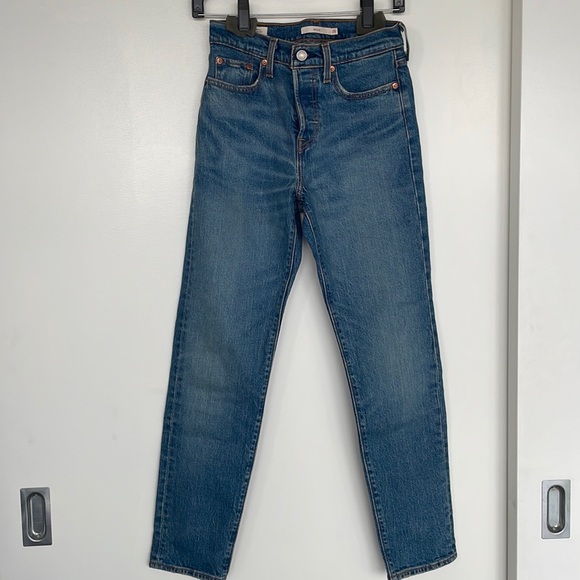 *Fundraiser Levi’s Wedgie. Mid-high rise, med wash, 99% cotton, 1% elastane. - Picture 3 of 5